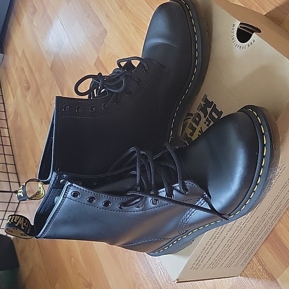 Women's Dr. Martens - Picture 4 of 9